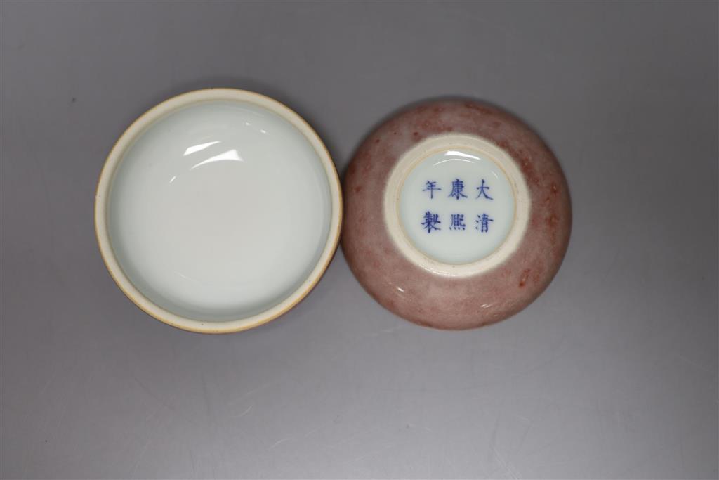 A Chinese peach bloom box and cover, diameter 7cm